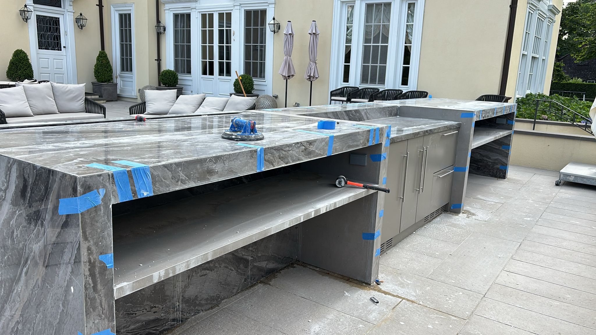 Outdoor Counter Tops & Kitchens Backsplash